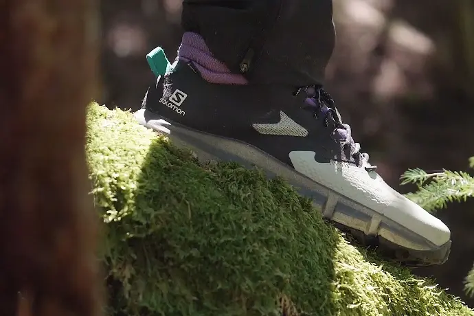 Gros plan sur une chaussure de randonnée en forêt, représentant la simplicité de la vidéo dans la communication d'informations complexes.