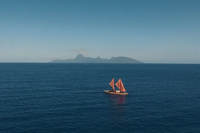 Voilier solitaire naviguant sur une mer calme, symbolisant la viralité et l'accessibilité de la vidéo à travers les réseaux sociaux